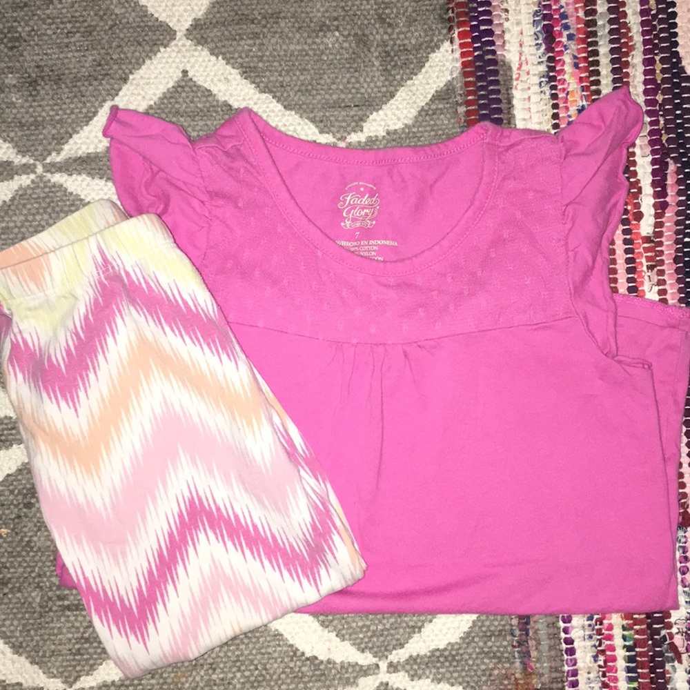 A pink shirt and colorful tights matching set😃
